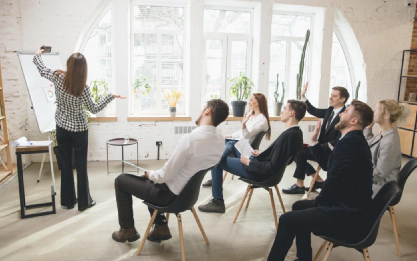 Tým ximorivexla při diskusi o finančních strategiích